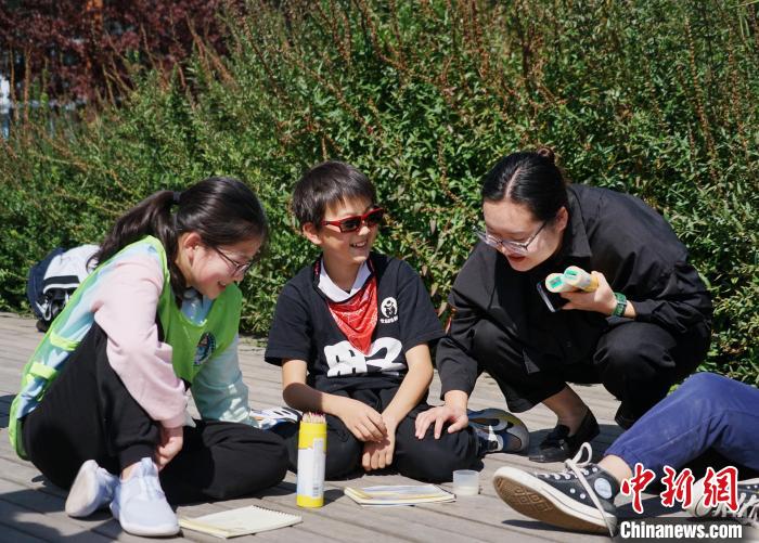 圖為小朋友在青海西寧湟水國(guó)家濕地公園內(nèi)認(rèn)識(shí)植物并進(jìn)行繪畫。　馬銘言 攝