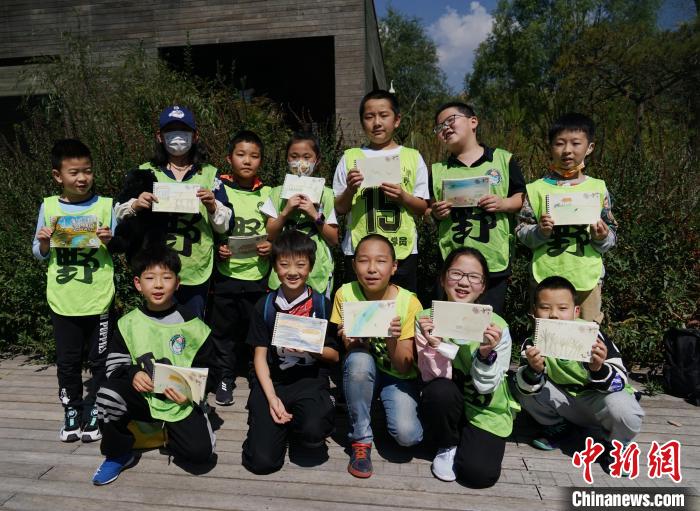 圖為小朋友展示學(xué)習(xí)成果?！●R銘言 攝