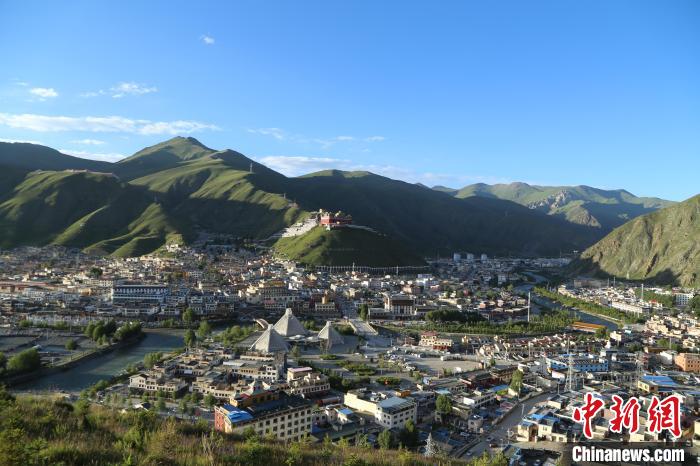 圖為航拍玉樹市?！∮駱涫形麄鞑抗﹫D