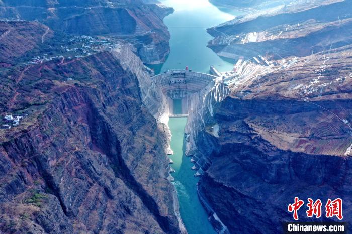圖為白鶴灘水電站大壩全景圖?！∷娝木止﹫D