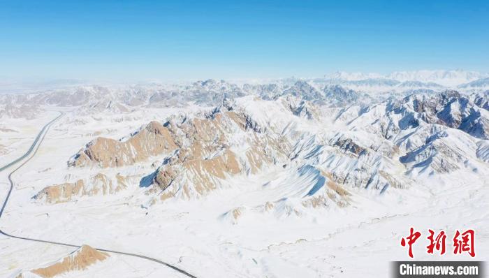 圖為無人機航拍高原雪景?！《继m縣融媒體中心供圖