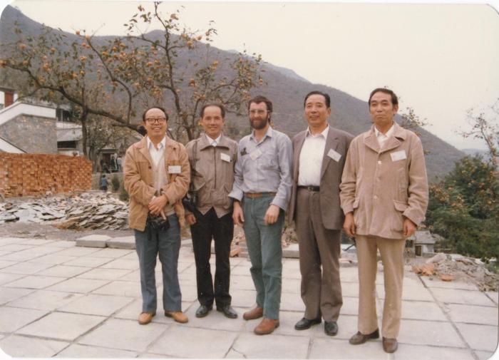 1987年早期脊椎動物國際研討會在中國舉行，劉玉海先生(右一)與中外同行專家合影?！avin Young(澳大利亞) 供圖