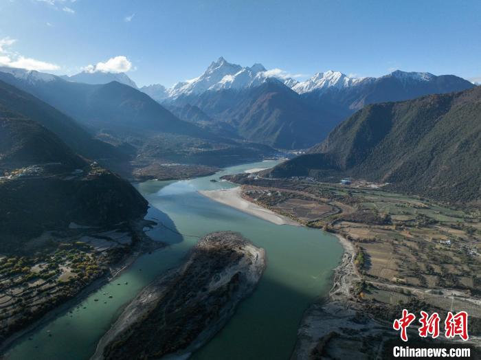 西藏林芝雅魯藏布大峽谷的雪山風光?！《拘?攝