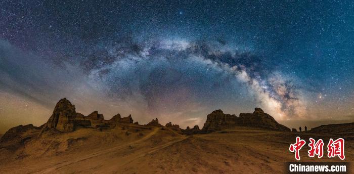 資料圖為冷湖賽什騰山天文臺址的星空?！±浜I(yè)園區(qū)供圖