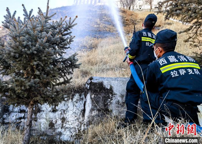 12月6日，布達(dá)拉宮消防救援大隊(duì)在布達(dá)拉宮山體林草區(qū)域開展?jié)窕ぷ??！㈣?攝