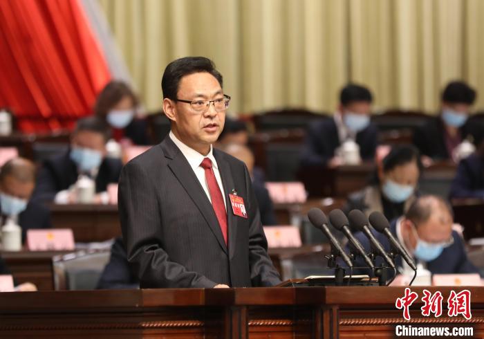 圖為青海省西寧市人民政府代市長石建平作政府工作報(bào)告?！∑钤鲚?攝