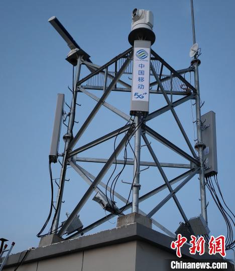 資料圖為建在龍羊峽湖區(qū)內(nèi)的5G基站。　青海移動海南分公司供圖
