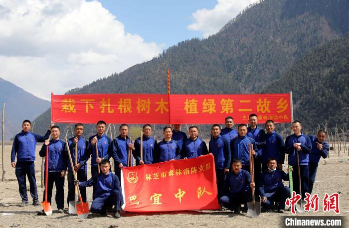 林芝市巴宜區(qū)森林消防中隊志愿服務隊合影留念。　西繞拉翁 攝