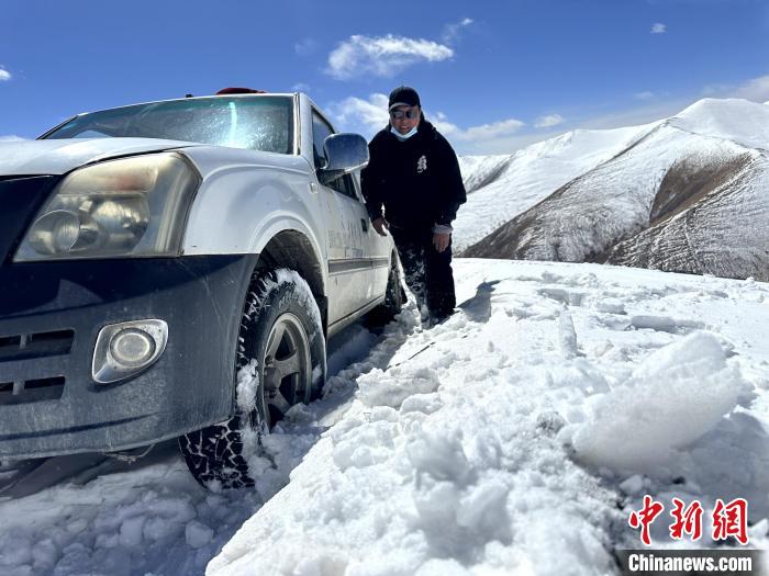 圖為生態(tài)管護(hù)人員準(zhǔn)備在雪地推車?！《“瓦_(dá)杰 攝