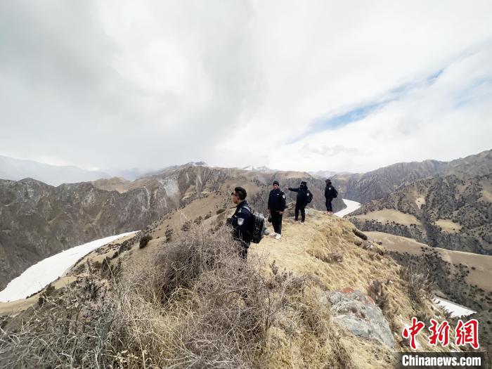 圖為曲麻萊縣崗當(dāng)村的生態(tài)管護(hù)人員開展巡護(hù)。　丁巴達(dá)杰 攝