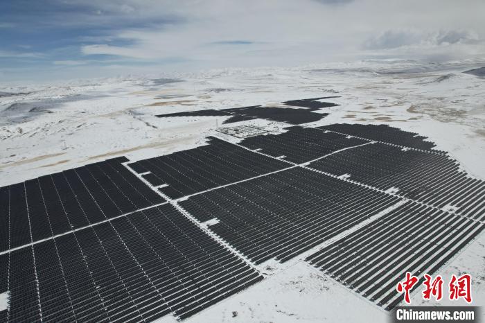 圖為航拍雪后光伏電站。資料圖 姜佳保供圖