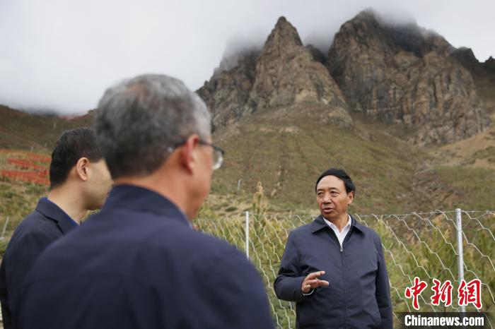 圖為西藏自治區(qū)人大常委會副主任、拉薩南北山綠化指揮部副總指揮江白(右)?！∝暣_ 攝