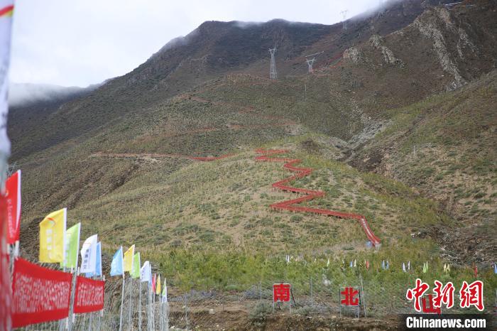 圖為拉薩南北山綠化工程拉薩曲水縣才納村5號片區(qū)。　貢確 攝