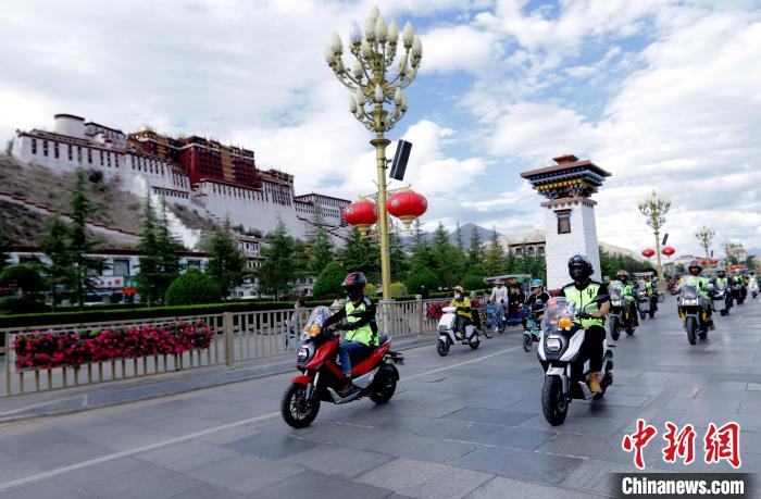 圖為2023年極地G219集結(jié)賽暨金卡納場(chǎng)地賽選手途經(jīng)拉薩布達(dá)拉宮?！∮文恋厍蚬﹫D