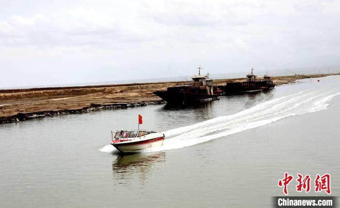 圖為茶卡鹽湖?！⊙Φ?攝