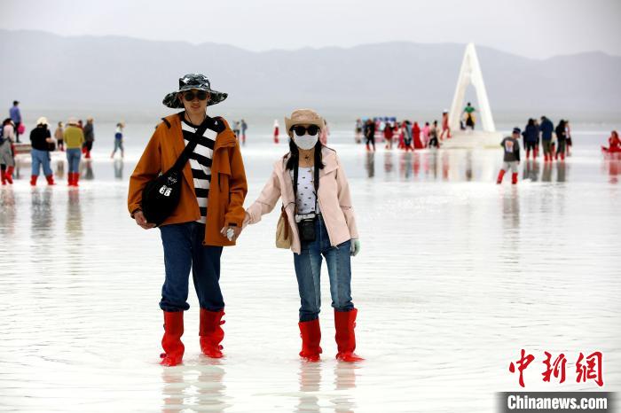 圖為游客在茶卡鹽湖之中?！⊙Φ?攝
