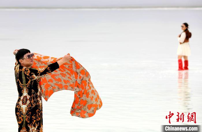 圖為游客在茶卡鹽湖拍照。　薛蒂 攝