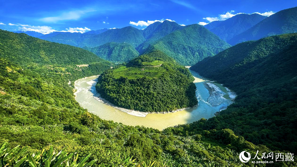 風(fēng)景秀麗、植被繁茂的西藏林芝市墨脫縣果果塘大拐彎。人民網(wǎng)記者 次仁羅布攝