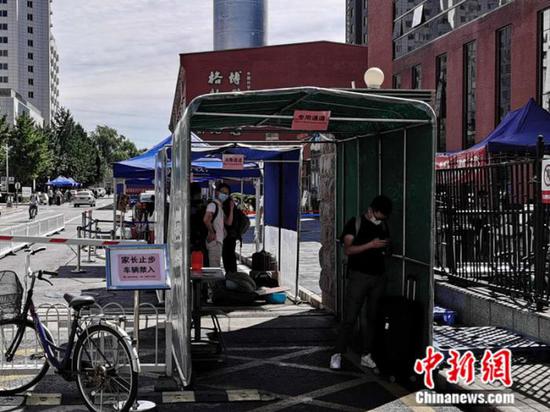 中國科學院大學校門外，豎立著“家長止步”的提示牌。 中新網 張尼 攝