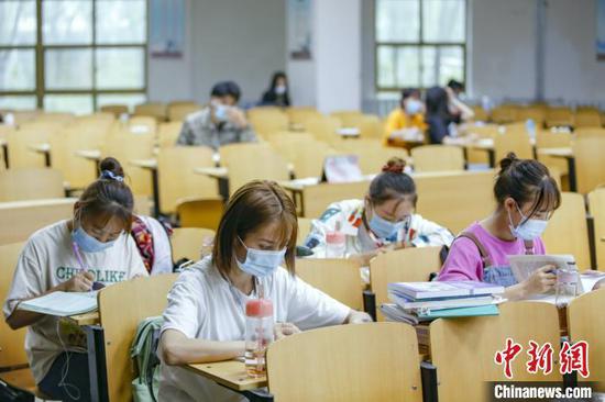 資料圖：學生在圖書館自習室內學習。　劉宵華 攝