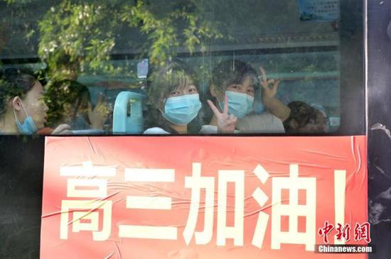 資料圖：2020年7月，廣西南寧沛鴻民族中學(xué)內(nèi)，高三學(xué)生乘坐高考專車前往考點。 中新社記者 俞靖 攝