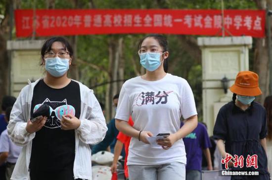 資料圖：2020年7月6日，江蘇南京一處考點，高考考生看完考場后走出考點。 中新社記者 泱波 攝