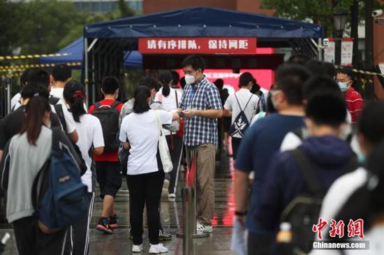資料圖：2020年7月，上?？忌饺敫呖伎紙?。張亨偉 攝