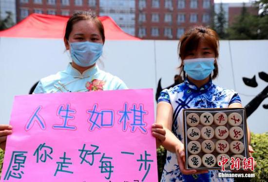 資料圖：2020年7月河南鄭州一高考考點，考生家長送考 中新社記者 王中舉 攝