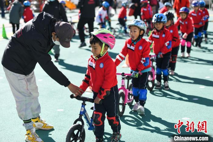 圖為拉薩市實驗幼兒園孩子們在教練的指導下練習滑步車?！『闻罾?攝