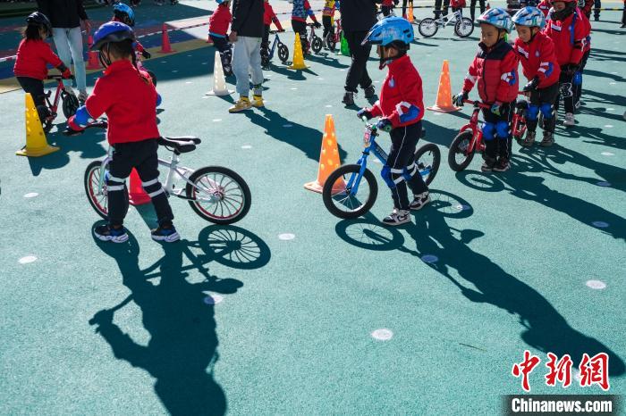 圖為拉薩市實驗幼兒園孩子們正在練習滑步車?！『闻罾?攝