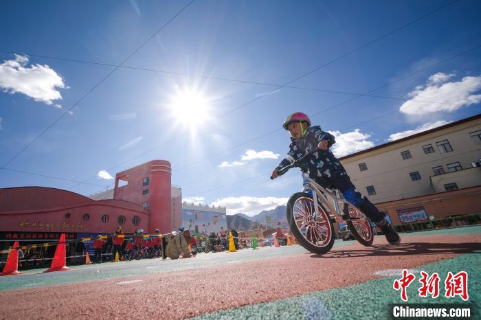圖為拉薩市實驗幼兒園孩子們正在練習滑步車。　何蓬磊 攝