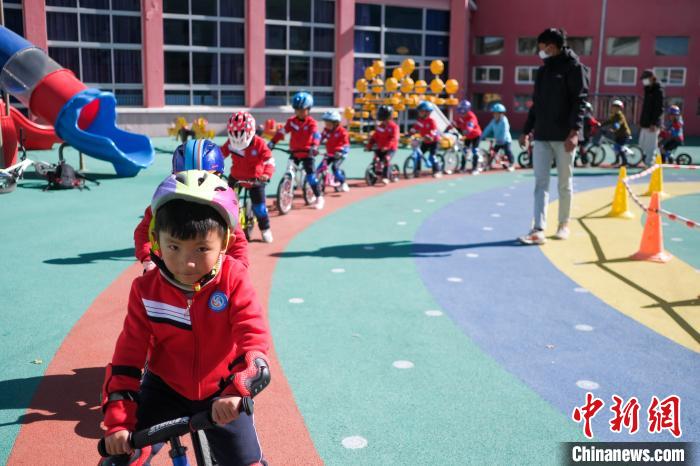 圖為拉薩市實驗幼兒園孩子們在教練的指導下練習滑步車?！『闻罾?攝
