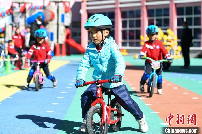 圖為拉薩市實驗幼兒園孩子們正在練習滑步車?！『闻罾?攝