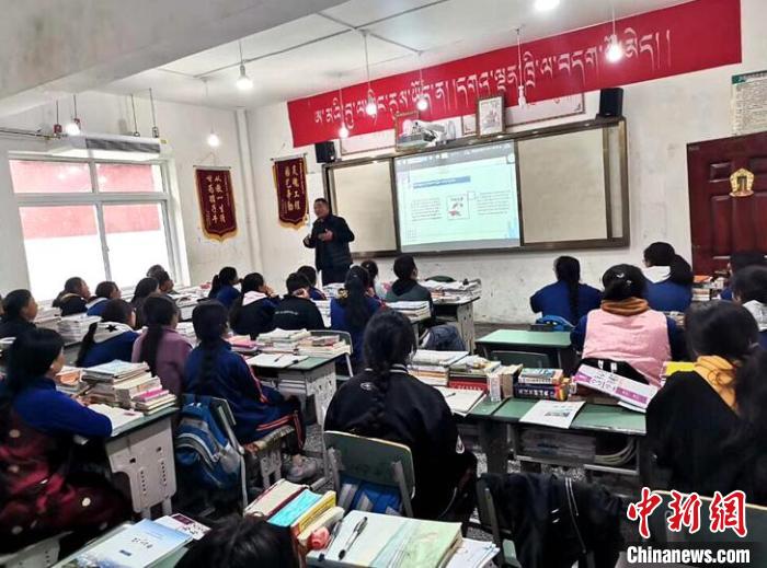 學(xué)生在免費(fèi)輔導(dǎo)班上課?！∧岈敵?攝