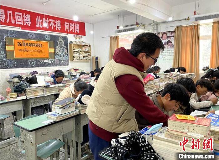 學(xué)生在免費(fèi)輔導(dǎo)班上課?！∧岈敵?攝
