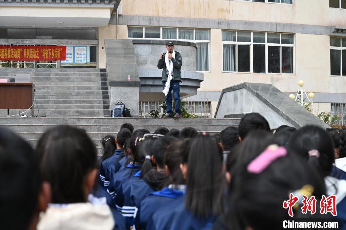 圖為西藏大學(xué)教授寧長春為中學(xué)生授課?！≮w朗 攝