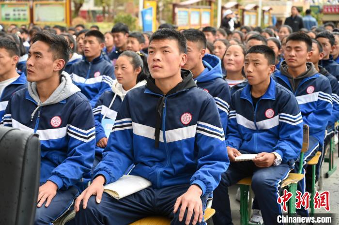 圖為昌都市第五高級(jí)中學(xué)學(xué)生參加授課?！≮w朗 攝