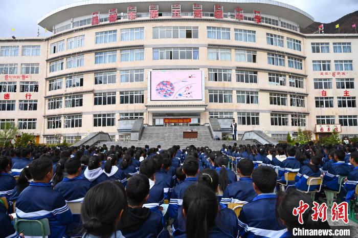 圖為昌都市第五高級(jí)中學(xué)全體學(xué)生參加授課?！≮w朗 攝