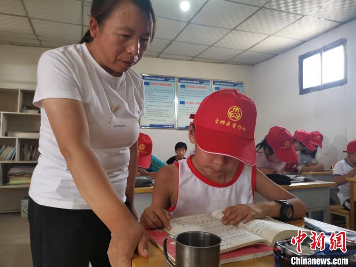 甘肅鄉(xiāng)村巾幗標(biāo)兵干一行愛一行：教書、建勞務(wù)施工隊成“大拿”