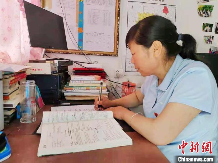 甘肅環(huán)縣“全能老師”堅(jiān)守“麻雀學(xué)?！保簩W(xué)生在，我就在