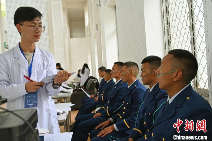 圖為研究團隊成員登記消防員信息?！≮w朗 攝