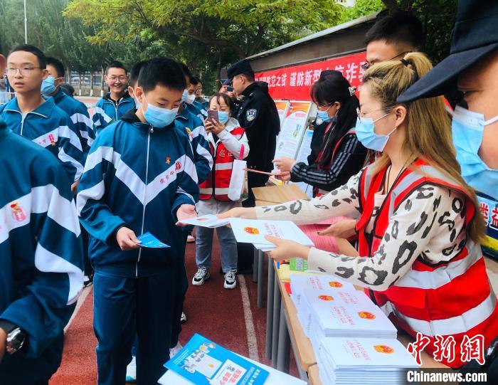 圖為西寧市法制宣傳進(jìn)校園?！∥鲗幨谐俏鲄^(qū)供圖