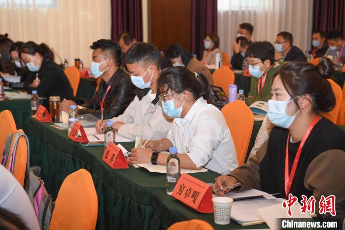 圖為第十五期全國(guó)預(yù)防青少年違法犯罪工作理論與務(wù)實(shí)高級(jí)研修班學(xué)員正在上課。　貢嘎來(lái)松 攝