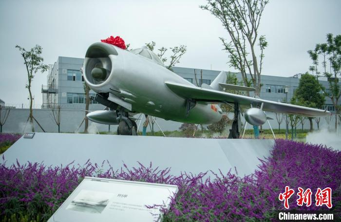 園林式戰(zhàn)斗機博物館內(nèi)展示的“殲5甲”飛機?！⒅铱?攝