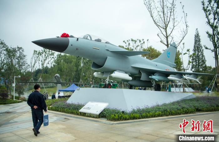 園林式戰(zhàn)斗機博物館內(nèi)展示的“殲10C”飛機?！⒅铱?攝