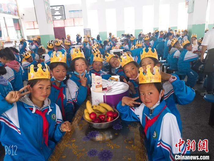 圖為加查縣安繞鎮(zhèn)小學(xué)學(xué)生集體過六一兒童節(jié)?！“怖@鎮(zhèn)小學(xué)供圖