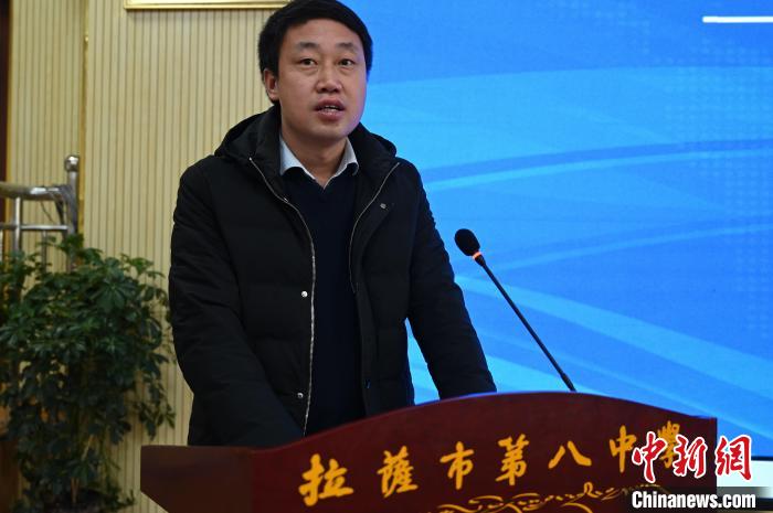 圖為城關(guān)區(qū)委副書(shū)記、區(qū)委教育工作領(lǐng)導(dǎo)小組組長(zhǎng)汪鋒致辭。　趙朗 攝