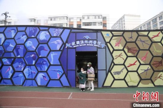 圖為西寧市第一中學(xué)濕地科普宣教館?！±罱瓕?攝