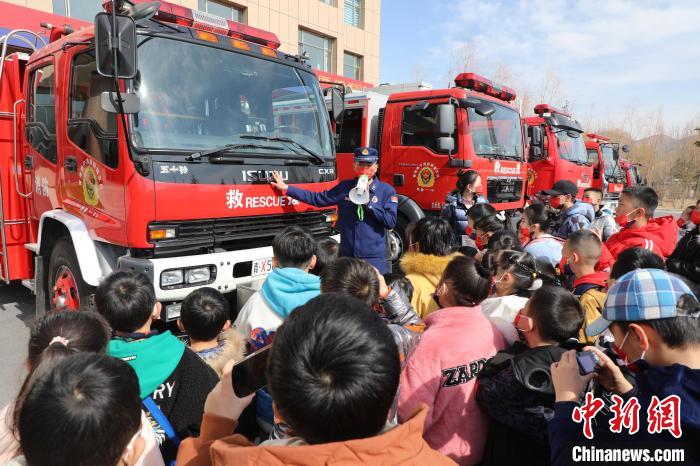 圖為消防員向小朋友們講解消防車?！铨埥?攝