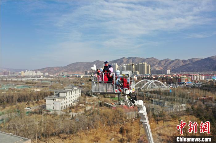 圖為小朋友在消防員的陪同下，體驗78米登高平臺消防車?！铨埥?攝